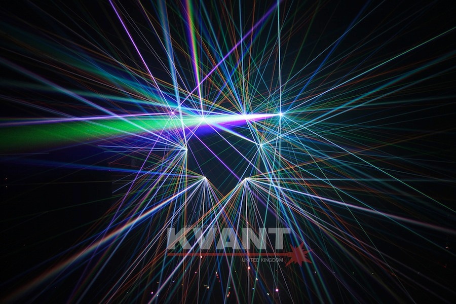 円形トラスにレーザーを設置 KVANT DIAMOND 円形トラスに設置 面白い演出 照明 クバンツ クバント ケーバント ケバント